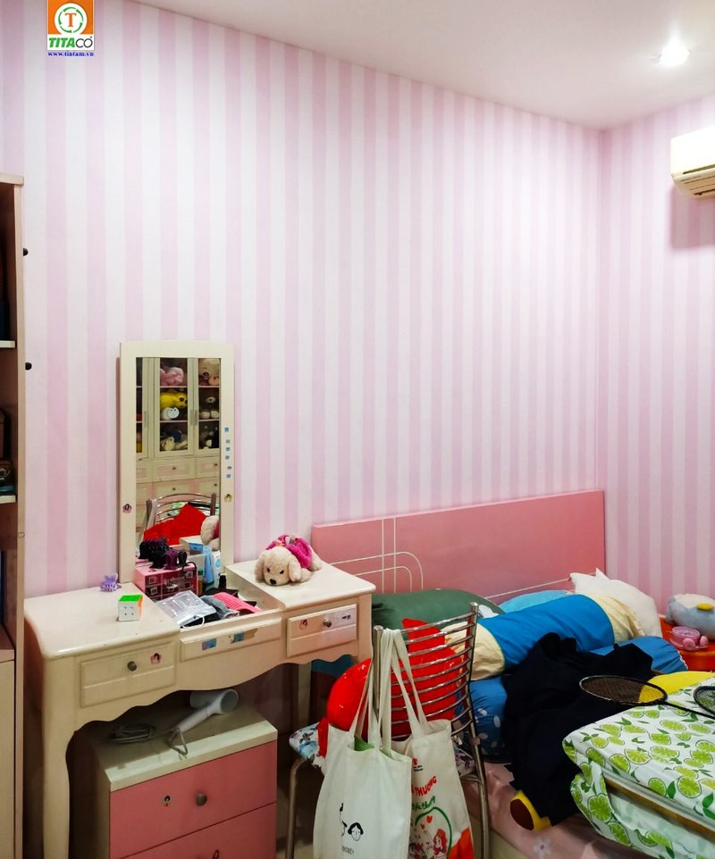 Giấy dán tường màu hồng ngọt ngào cho phòng ngủ bé gái