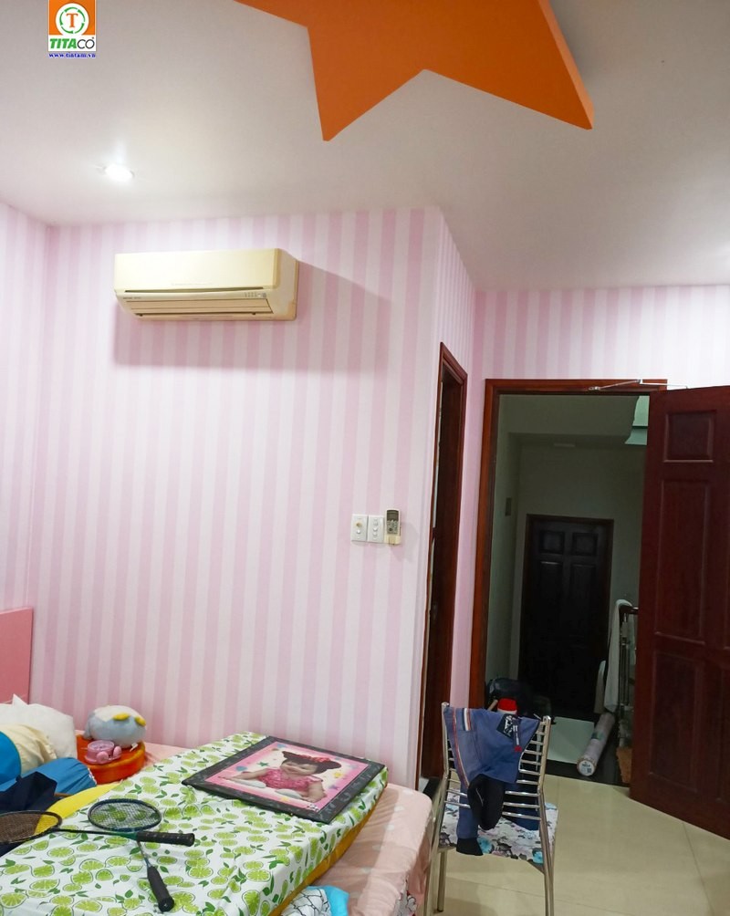 Giấy dán tường hoa văn nhẹ nhàng tông hồng cho phòng ngủ bé gái
