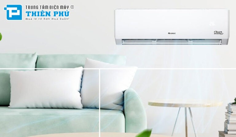 Người dùng đang sử dụng remote điều khiển điều hòa Gree Inverter CHARM12CI, biểu tượng của điều hòa tiết kiệm điện năng