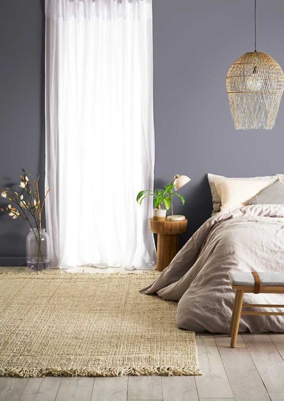 phòng ngủ sử dụng màu tím lilac kết hợp hài hòa với đồ nội thất trắng