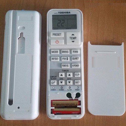 Mặt sau điều khiển máy lạnh Toshiba đã mở nắp pin, ví dụ về vị trí pin khi thay pin remote máy lạnh Panasonic