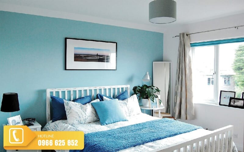 Chiếc đèn ngủ để bàn màu xanh dương làm phụ kiện trang trí ấn tượng