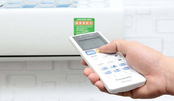 Hình ảnh minh họa remote và máy lạnh Panasonic đang hiển thị chế độ hẹn giờ