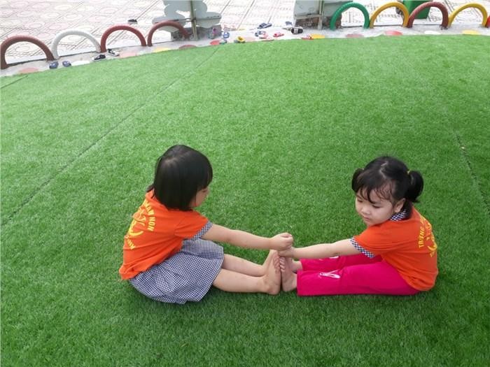 Tạo hình nụ hoa bằng tay khi chơi trồng nụ trồng hoa