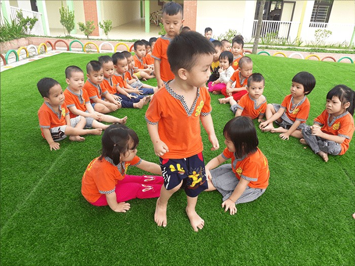 Trẻ em chơi trồng nụ trồng hoa tạo hình cây