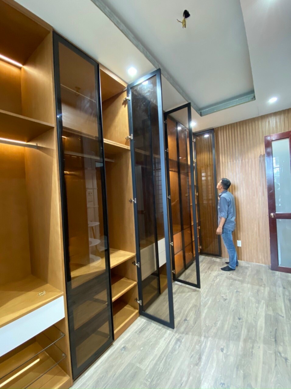 Bên trong tủ quần áo cánh kính: sắp xếp đồ đạc hiệu quả