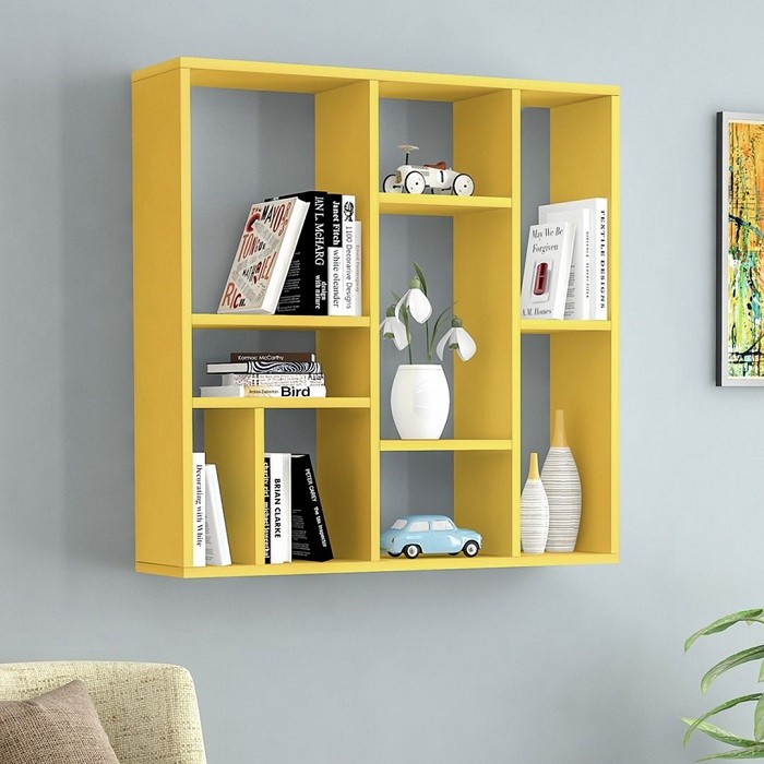Kệ sách treo tường màu vàng bắt mắt, dùng trưng bày sách và bình hoa trang trí phòng ngủ