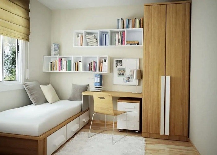 Kệ sách treo tường phòng ngủ màu trắng với sách và vật trang trí, minh họa lợi ích thẩm mỹ và lưu trữ