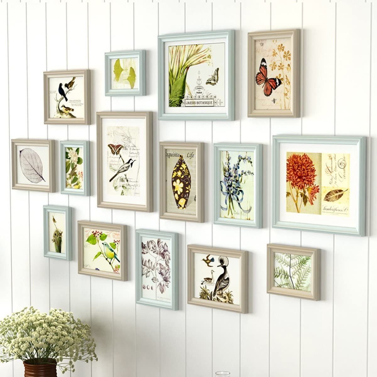 Decor phòng ngủ sinh động với khung ảnh nhựa nhiều màu sắc