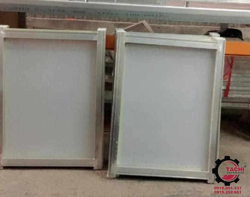 Khung in lụa với đa dạng kích thước và chất liệu, ảnh hưởng đến giá thành