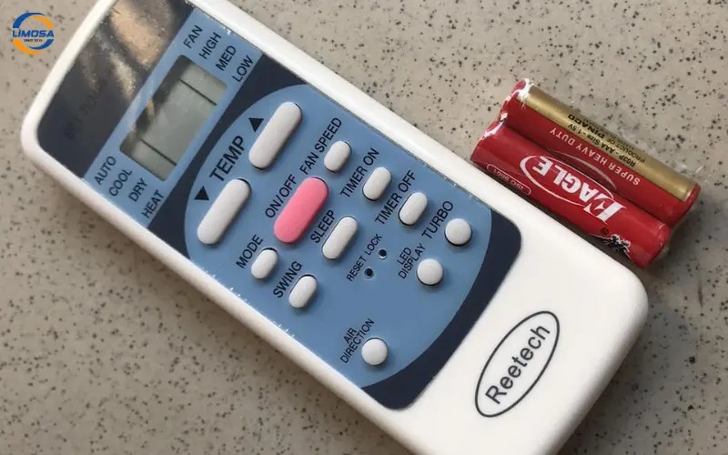 Khắc phục sự cố remote máy lạnh Reetech: kiểm tra pin