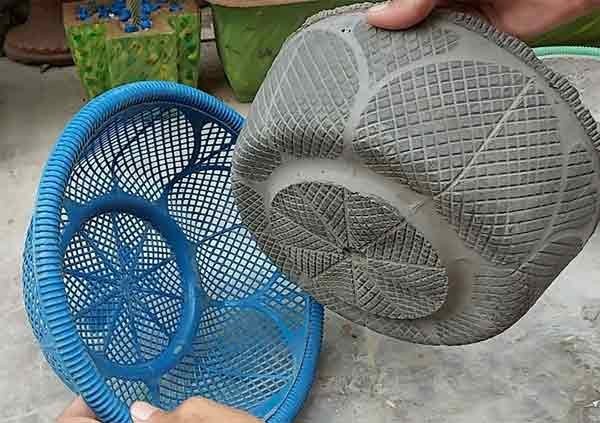 Các bước làm chậu xi măng trồng cây từ rổ nhựa cũ