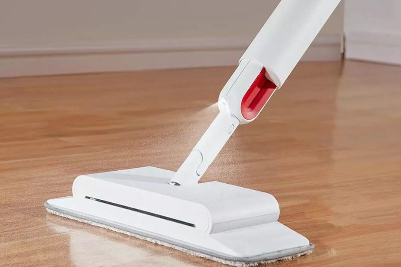 Sử dụng nước máy lạnh để lau sàn nhà