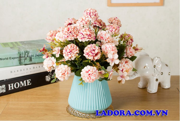 lọ hoa cẩm tú cầu lụa màu xanh trang trí không gian phòng ngủ