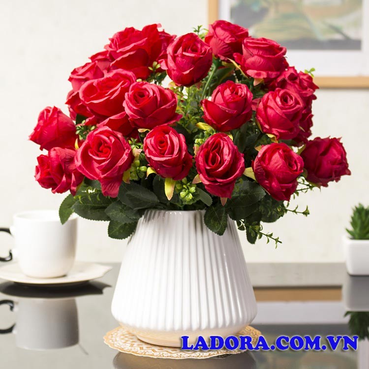 lọ hoa lụa trang trí phòng ngủ với hoa hồng đỏ rực rỡ
