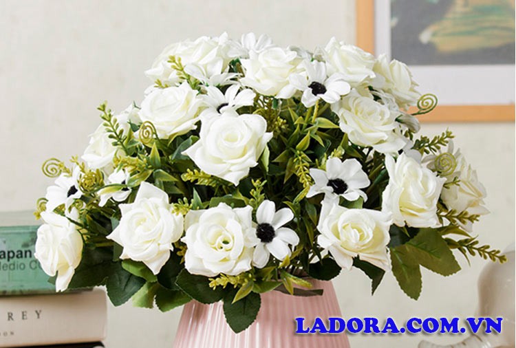 bình hoa hồng lụa màu trắng tinh tế đặt trong phòng ngủ