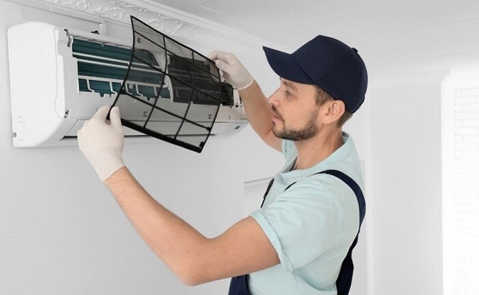 Kiểm tra lưới lọc bụi máy lạnh Panasonic bị bẩn
