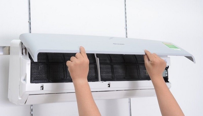 Tháo lưới lọc bụi máy lạnh Panasonic để vệ sinh