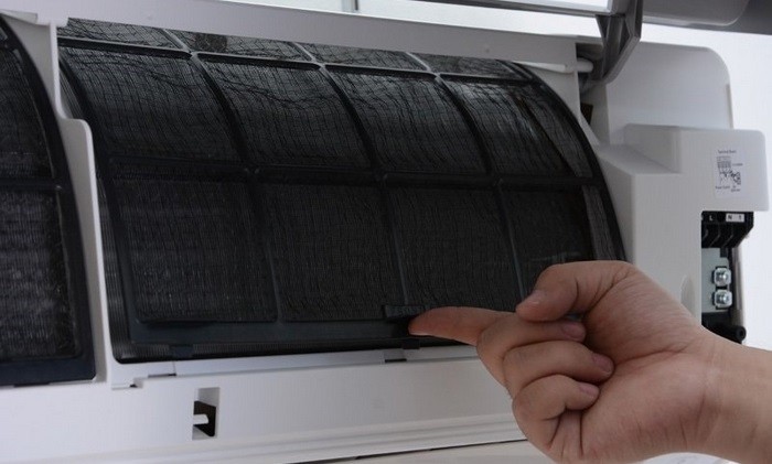 Vệ sinh lưới lọc bụi máy lạnh Panasonic bằng nước xà phòng