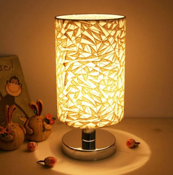 Mẫu bàn đầu giường hiện đại kết hợp đèn trang trí