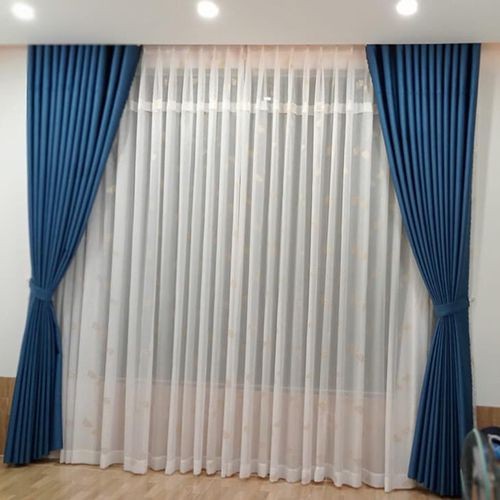 Hình ảnh rèm che thẩm mỹ cho cửa ra vào phòng ngủ tại nhà phố