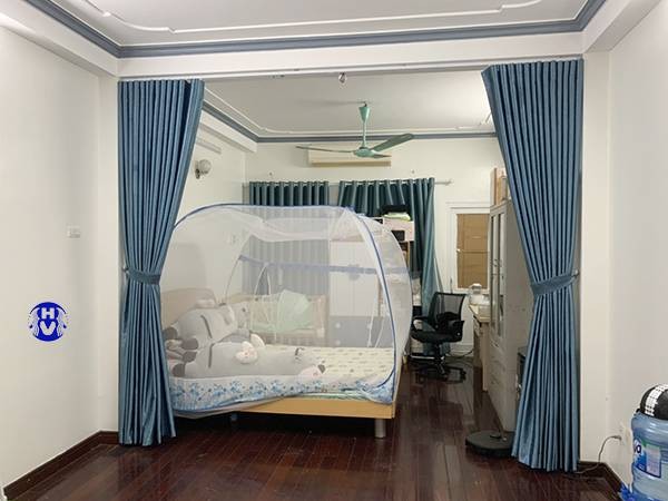 Mẫu rèm vải màu xanh dương với họa tiết hoa nhẹ nhàng, phù hợp ngăn phòng ngủ