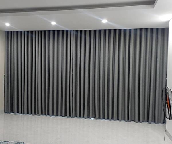 Mẫu rèm vải màu xám hiện đại ngăn cách phòng ngủ và phòng khách