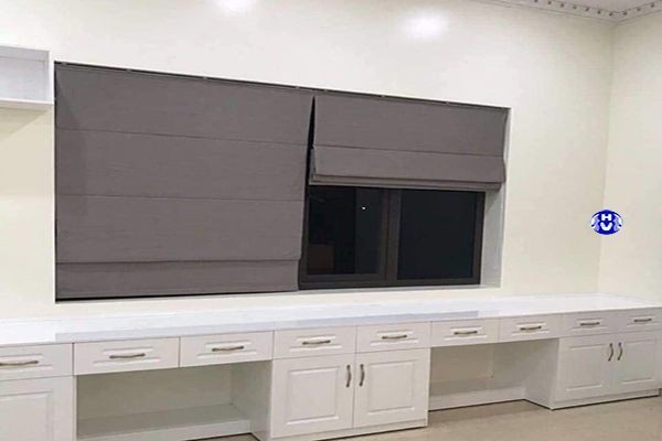 Mẫu rèm roman trơn màu ghi mang vẻ đẹp nhã nhặn cho phòng ngủ