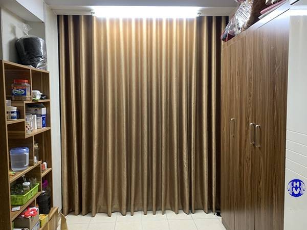 Rèm vải dày màu be ngăn phòng, giúp cách nhiệt và tiết kiệm năng lượng điều hòa