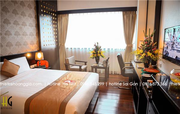 Phòng ngủ khách sạn tông sáng với điểm nhấn hoa tươi