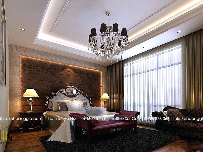 Phòng ngủ khách sạn tông trầm ấm với điểm nhấn màu tím