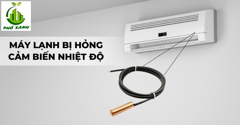 Kỹ thuật viên kiểm tra máy lạnh Toshiba hư cảm biến nhiệt độ