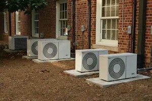 Cục nóng máy lạnh đặt bên ngoài tòa nhà, thường xuyên tiếp xúc với môi trường và cần được vệ sinh định kỳ.