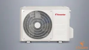 Cận cảnh một cục nóng máy lạnh được lắp đặt ngoài trời, cho thấy kích thước tương đối so với không gian xung quanh.
