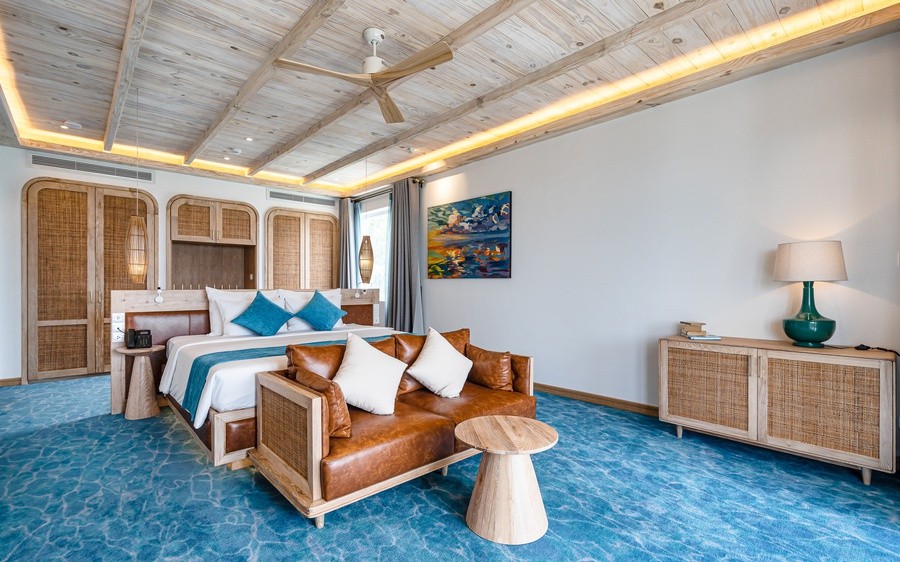 Một phòng ngủ phong cách Địa Trung Hải trong khách sạn resort cao cấp với view biển