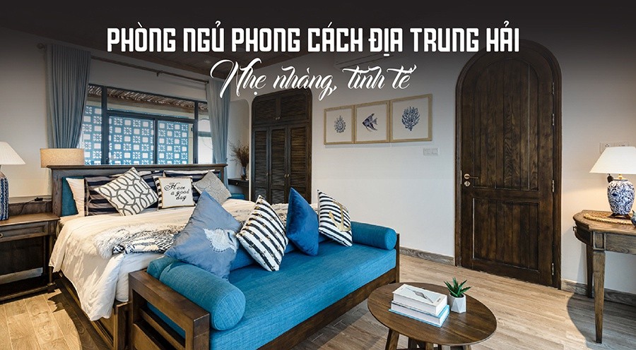Không gian phòng ngủ phong cách Địa Trung Hải với tường trắng, giường gỗ mộc mạc và cửa sổ lớn đón sáng