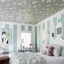 Kết hợp tranh dán tường lên trần nhà phòng ngủ tạo câu chuyện cổ tích cho bé
