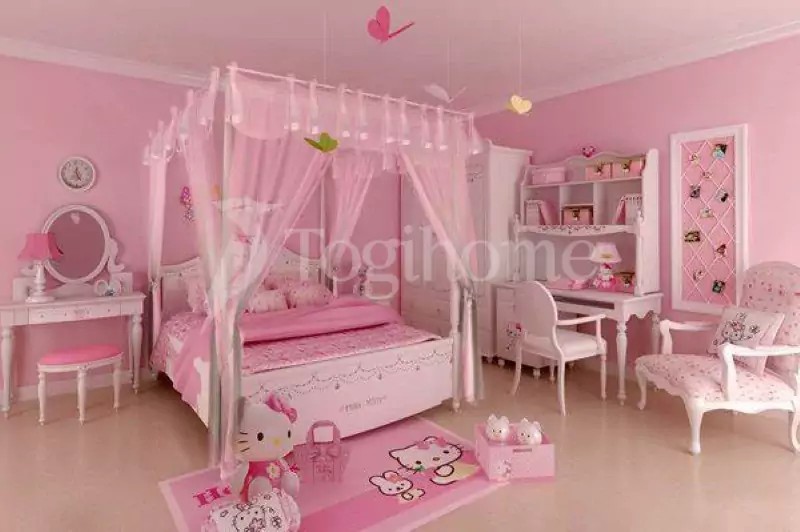 Gối ôm và chăn ga gối đệm Hello Kitty màu hồng.