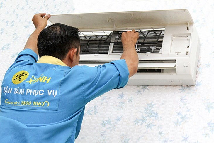 Vệ sinh định kỳ máy lạnh Toshiba giúp kéo dài tuổi thọ