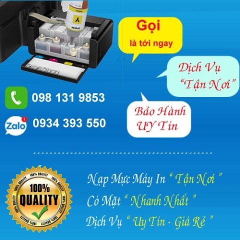 Kỹ thuật viên đang kiểm tra hộp mực máy in cần nạp mực tại quận 9