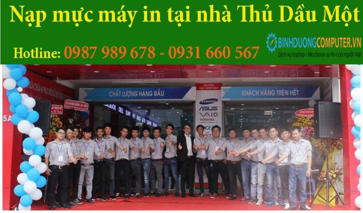 Kỹ thuật viên đang kiểm tra và nạp mực cho máy in tại một văn phòng ở Thủ Dầu Một
