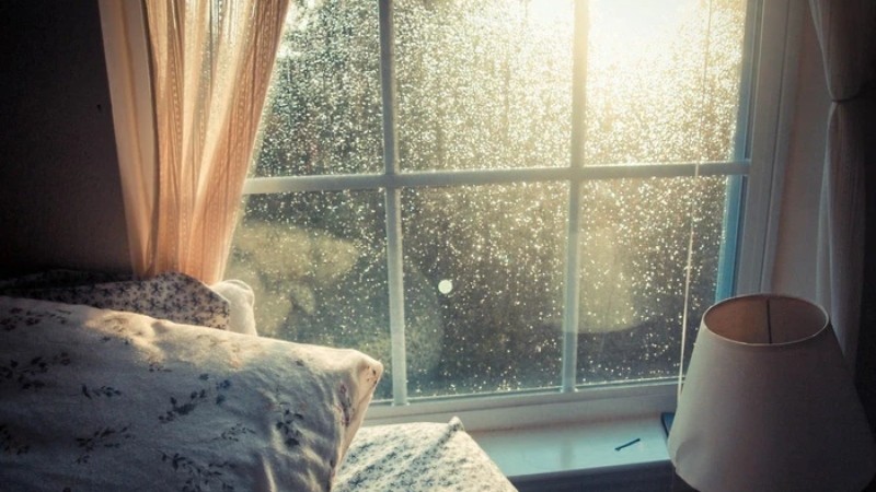 Kéo rèm cửa dày để hạn chế ánh nắng chiếu vào phòng, giúp điều hoà hoạt động tốt hơn