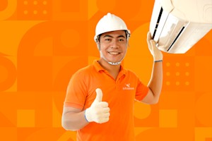 Kỹ thuật viên giơ ngón tay cái báo hiệu sự hài lòng về dịch vụ vệ sinh bơm gas máy lạnh chuyên nghiệp