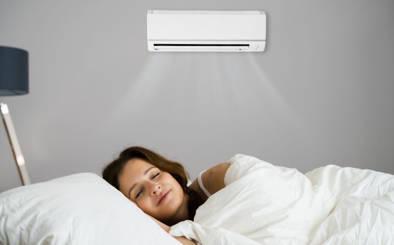 Người lớn bị sốt cảm thấy dễ chịu khi nằm máy lạnh đúng cách