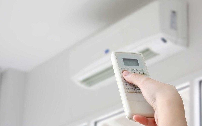 Kết hợp dùng máy lạnh và kiểm tra nhiệt độ khi bị sốt