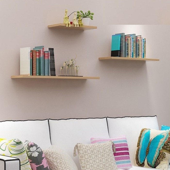Những tấm ván gỗ đơn giản làm kệ sách treo tường, giúp tối ưu không gian phòng ngủ