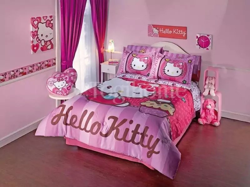 Giường ngủ Hello Kitty màu hồng đáng yêu với ga trải giường chủ đề.