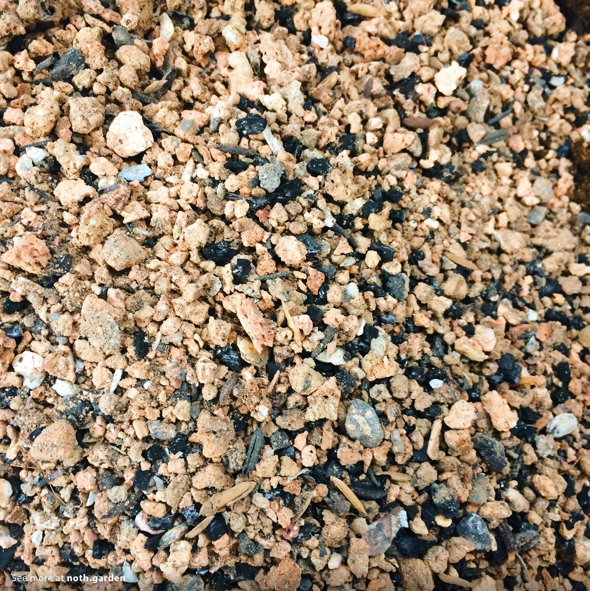 Sàng rửa xỉ than dưới vòi nước để loại bỏ bụi bẩn