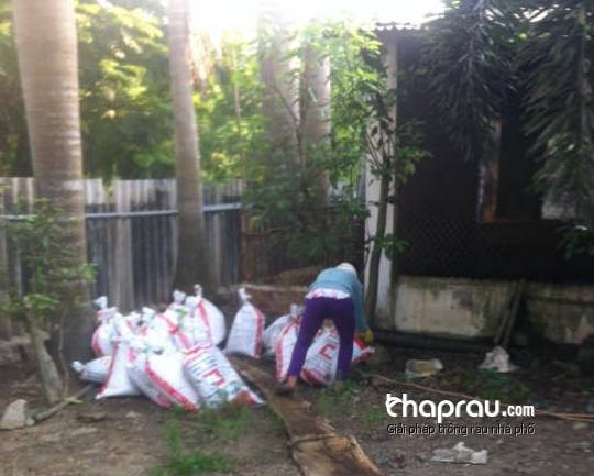 Thùng hoặc bao tải ủ phân có lỗ thoáng khí cho phương pháp ủ khô