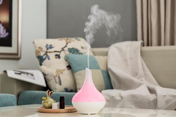 Đèn xông tinh dầu giúp không khí phòng ngủ trong lành và loại bỏ mùi ẩm mốc
